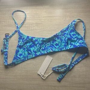 Never worn blue bikini top size small. The brand is Bright swimwear.